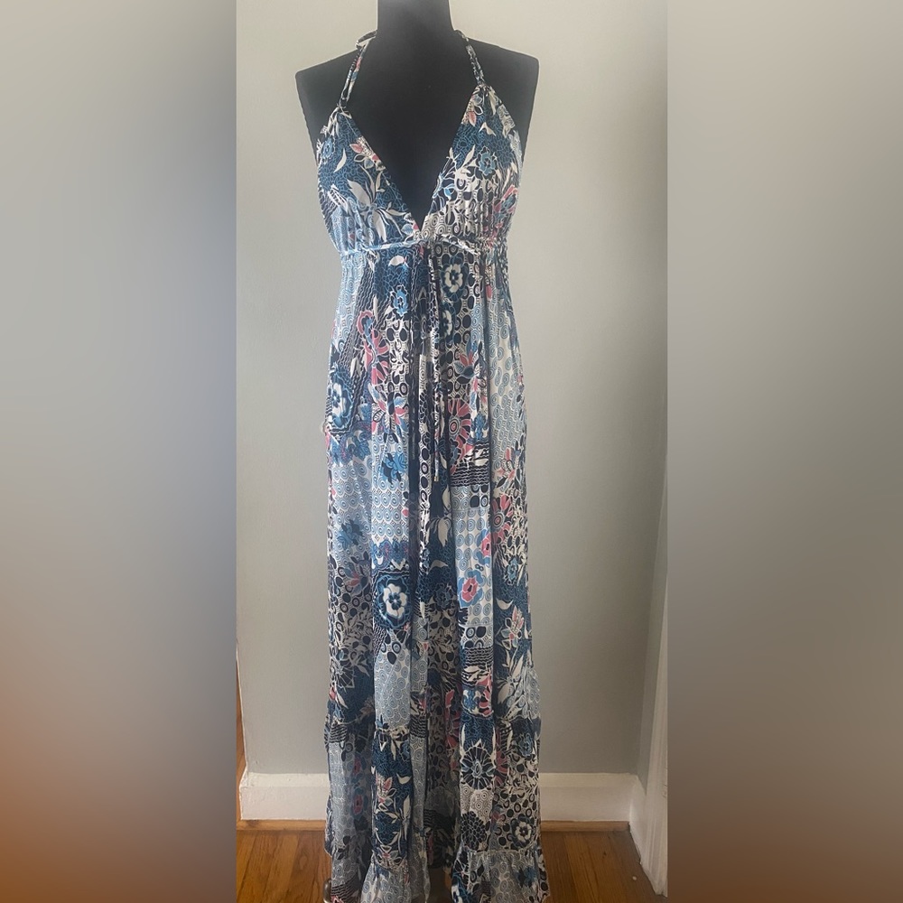 Beautiful flowly dress!